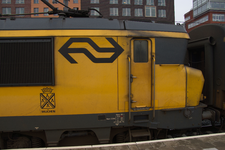 849211 Afbeelding van het gemeentewapen van Wijchen op de zijkant van de electrische locomotief nr. 1744 (serie 1700) ...